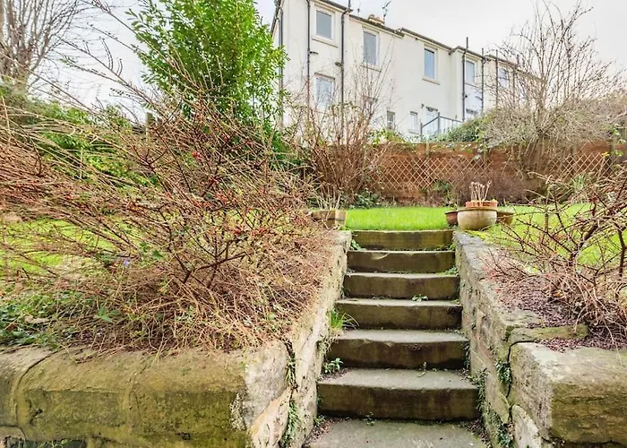 The Holyrood Park Hideaway Is A Lush & Arty 2 Double Bed Lejlighed