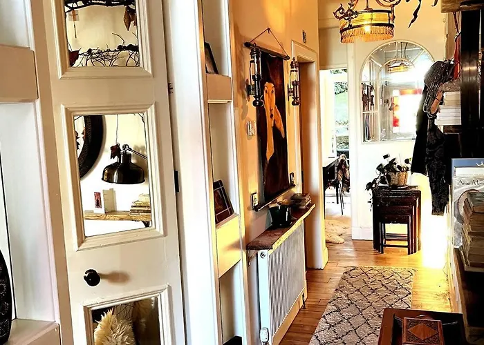 The Holyrood Park Hideaway Is A Lush & Arty 2 Double Bed *