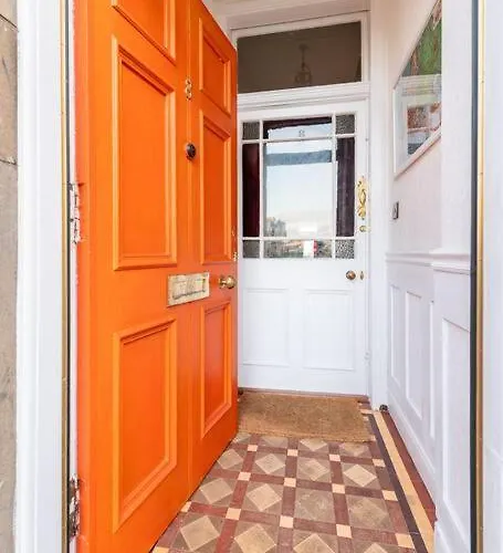 The Holyrood Park Hideaway Is A Lush & Arty 2 Double Bed *