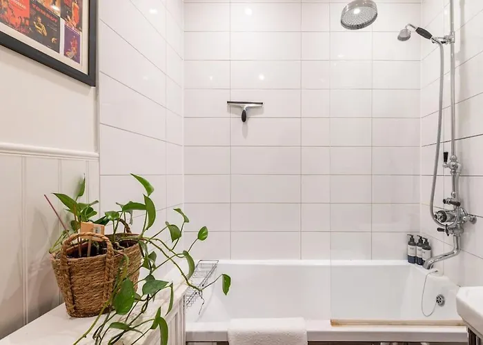 The Holyrood Park Hideaway Is A Lush & Arty 2 Double Bed Lejlighed *