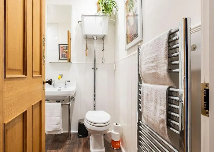 The Holyrood Park Hideaway Is A Lush & Arty 2 Double Bed Edinburgh