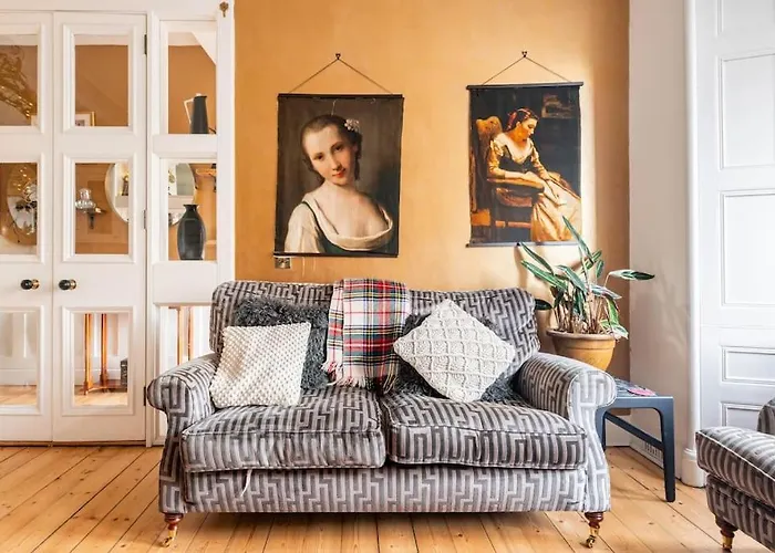 The Holyrood Park Hideaway Is A Lush & Arty 2 Double Bed Lejlighed *