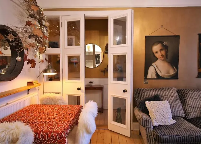 The Holyrood Park Hideaway Is A Lush & Arty 2 Double Bed Appartement