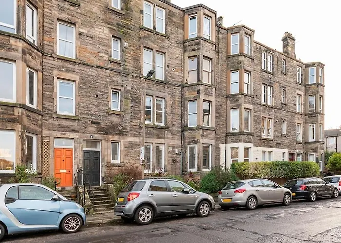 The Holyrood Park Hideaway Is A Lush & Arty 2 Double Bed Appartement Edinburgh