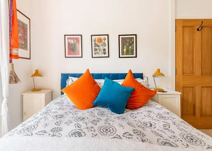 The Holyrood Park Hideaway Is A Lush & Arty 2 Double Bed Lejlighed