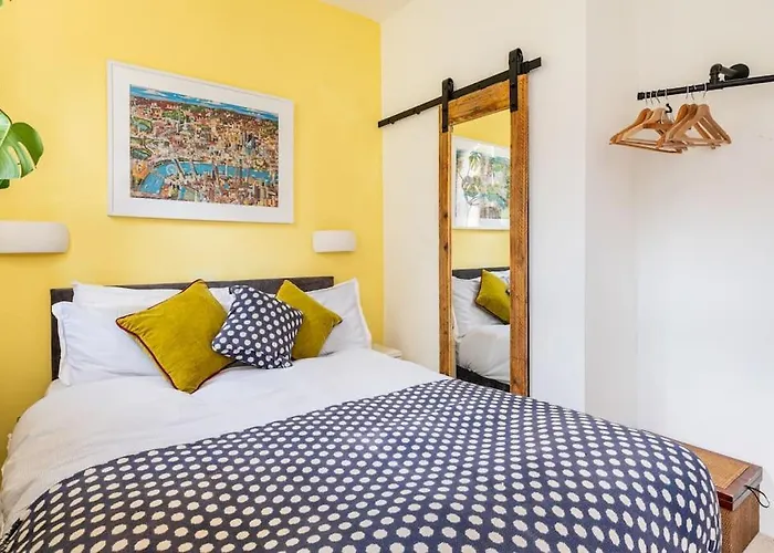 The Holyrood Park Hideaway Is A Lush & Arty 2 Double Bed Lejlighed *