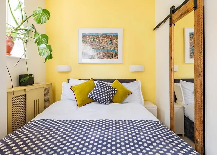 The Holyrood Park Hideaway Is A Lush & Arty 2 Double Bed Lejlighed *