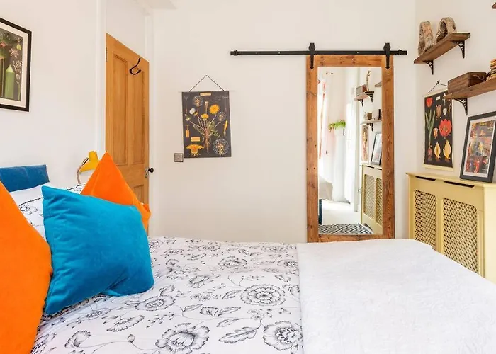 The Holyrood Park Hideaway Is A Lush & Arty 2 Double Bed Appartement