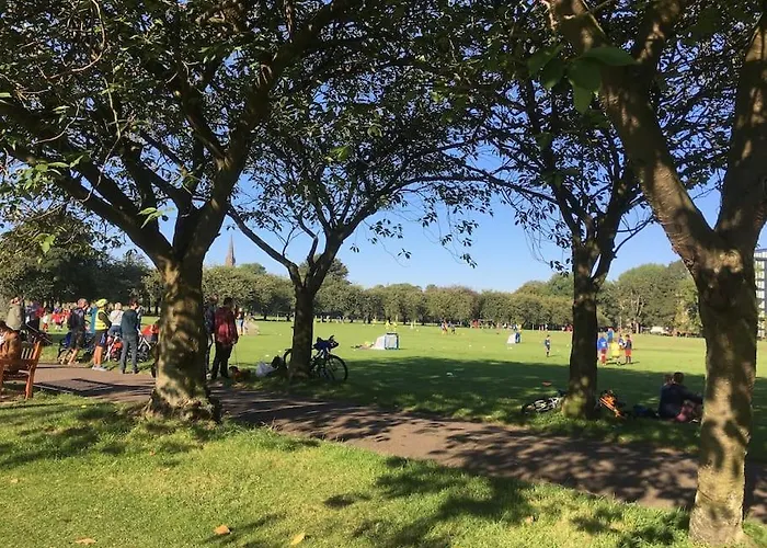 The Holyrood Park Hideaway Is A Lush & Arty 2 Double Bed Lejlighed