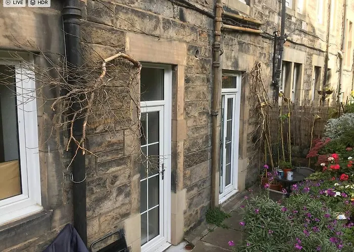 The Holyrood Park Hideaway Is A Lush & Arty 2 Double Bed Lejlighed Edinburgh