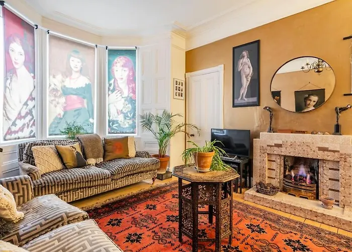 The Holyrood Park Hideaway Is A Lush & Arty 2 Double Bed Appartement *