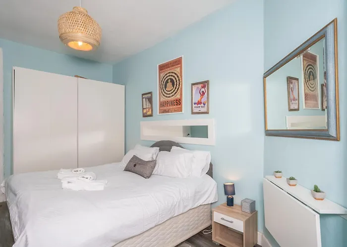 Pass The Keys Trendy Historic Flat Sleeps 4 To 6 Near Leith Shore شقة