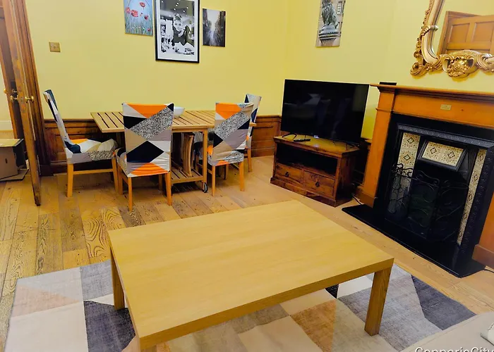 Georgian 2 Bedroom דירה *