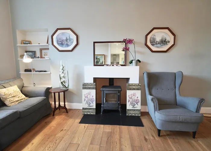 Spacious 2 Bed Next To Royal Mile & Waverley