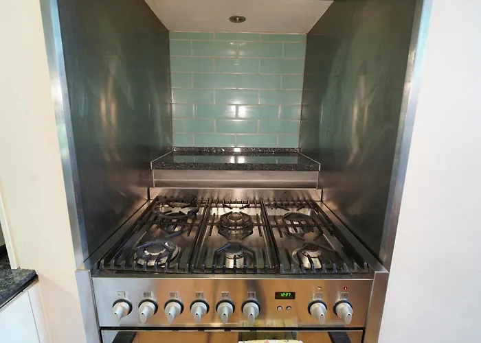 Spacious 2 Bed Next To Royal Mile & Waverley *