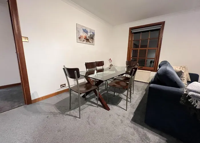 2br Flat Historic Centre Sleeps 5 דירה *