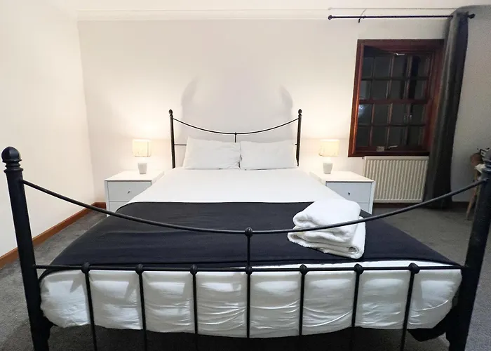 2br Flat Historic Centre Sleeps 5 דירה