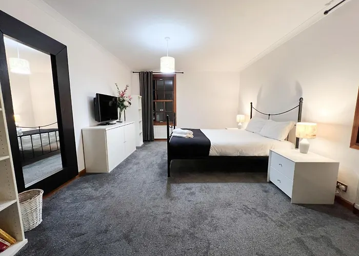 2br Flat Historic Centre Sleeps 5 דירה אדינבורו