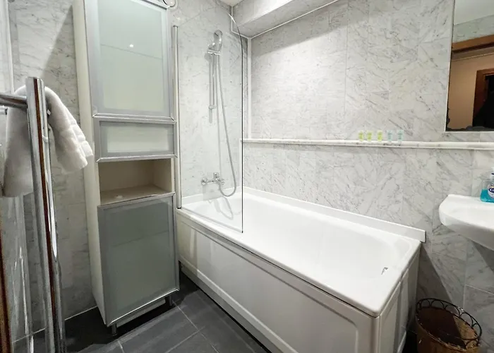 2br Flat Historic Centre Sleeps 5 דירה *