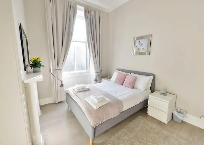 George Iv Bridge - Superbly Located 3 Bedroom! *