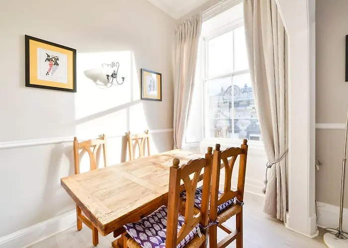 George Iv Bridge - Superbly Located 3 Bedroom! شقة