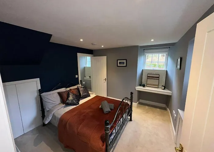 The Gate House - 3 Bed & Parking Villa *