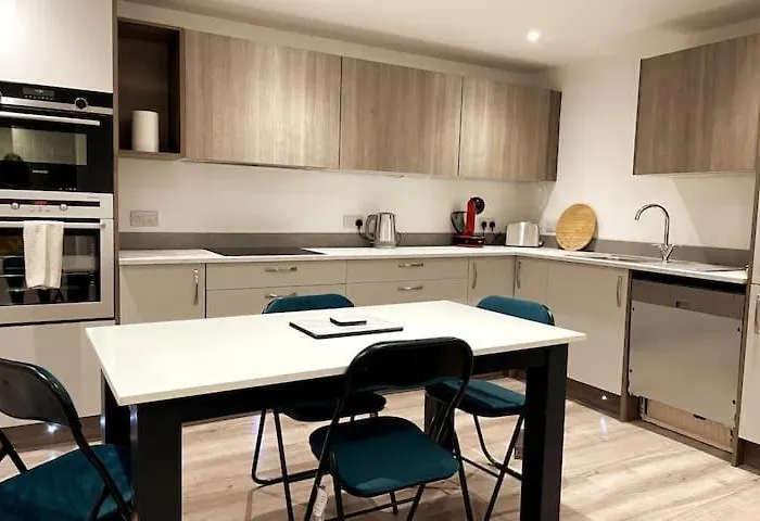 Montgomery Lovely 3 Bedroom With Private Garden In Centre Apartment