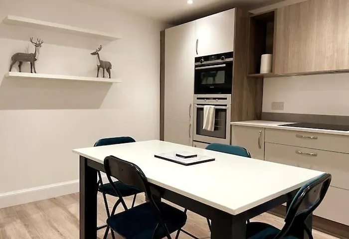Montgomery Lovely 3 Bedroom With Private Garden In Centre