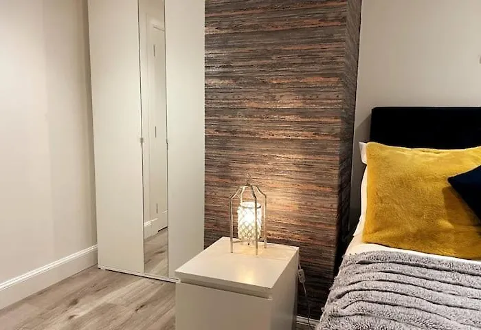 Montgomery Lovely 3 Bedroom With Private Garden In Centre *