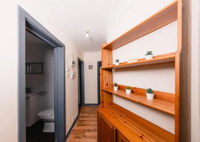 Cozy Old Town 4 Bedrm דירה *