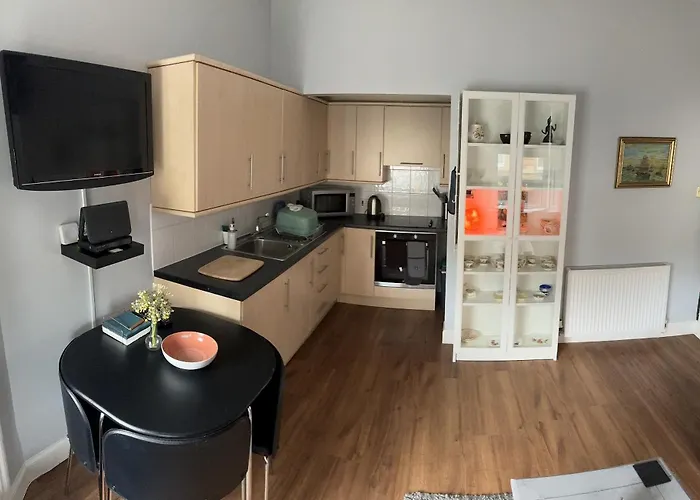 Two Bedroom With Free Side Street Parking 24 *