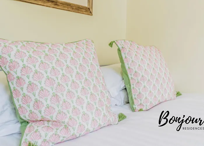 Belleville Central St James Quarter Free Offsite Parking & Views By Bonjour Residences Lägenhet