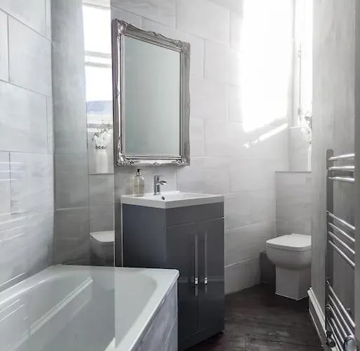 Beautiful Georgian New Town 2 Bed דירה *