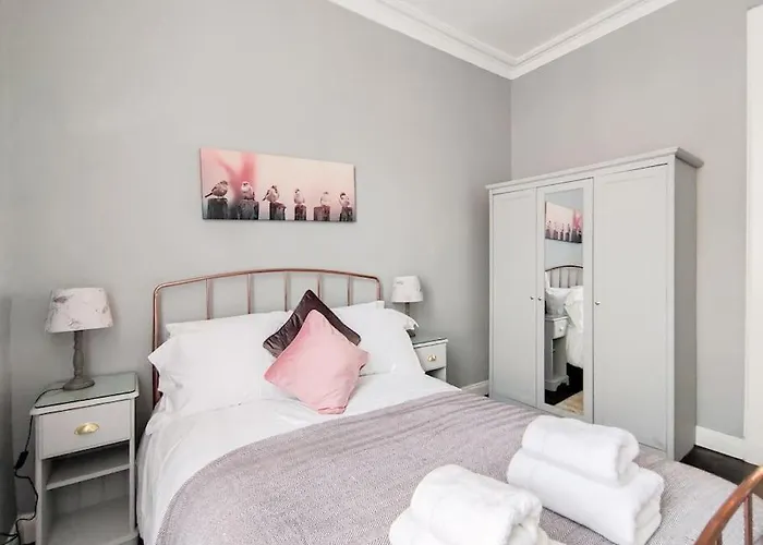 Beautiful Georgian New Town 2 Bed דירה *