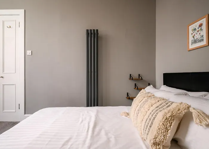 Vibrant Leith Flat דירה