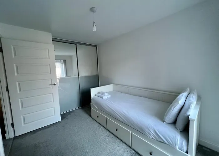 Beautiful 4-bedroom House With Private Garden & Parking Holiday home *