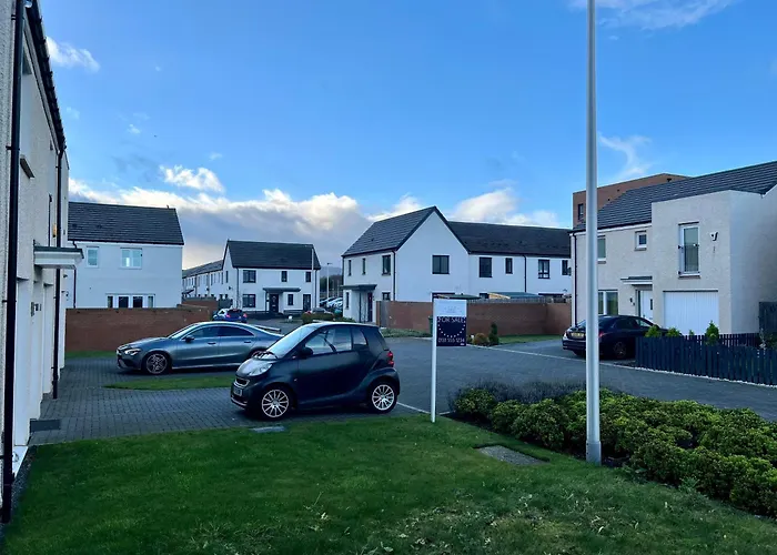 Beautiful 4-bedroom House With Private Garden & Parking Holiday home