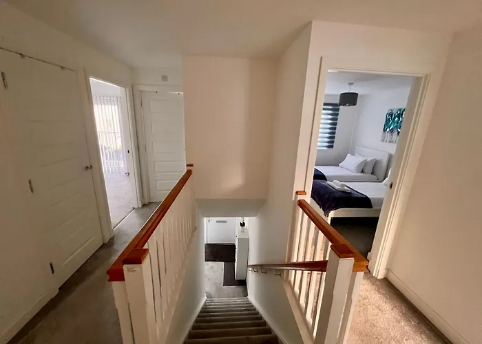 Holiday home Beautiful 4-bedroom House With Private Garden & Parking