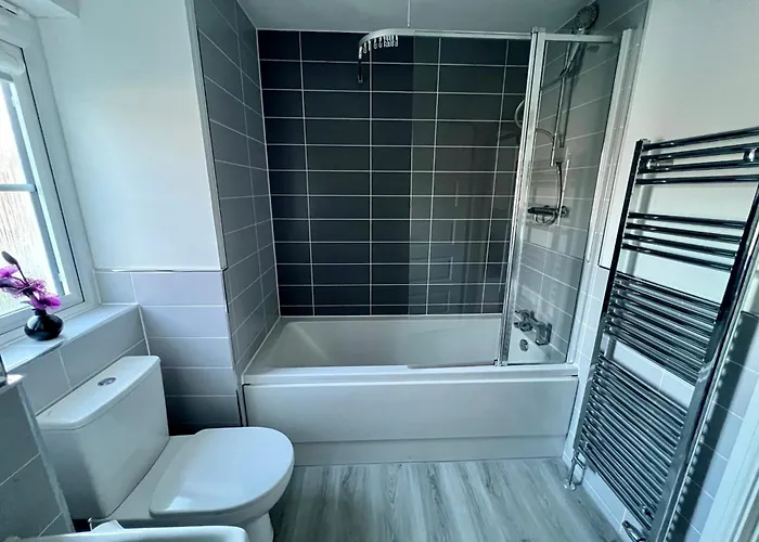 Holiday home Beautiful 4-bedroom House With Private Garden & Parking