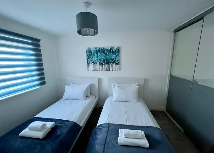 Holiday home Beautiful 4-bedroom House With Private Garden & Parking *