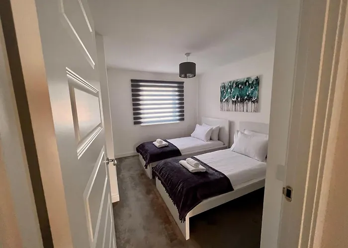 Beautiful 4-bedroom House With Private Garden & Parking Holiday home