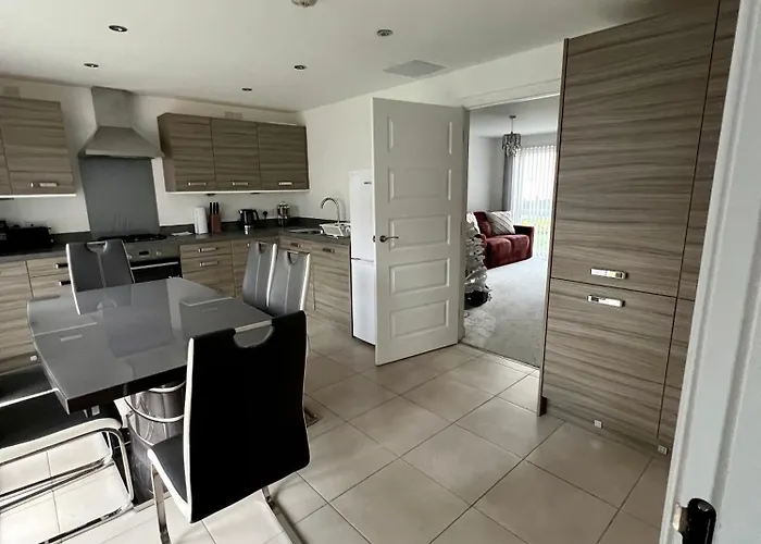 Beautiful 4-bedroom House With Private Garden & Parking