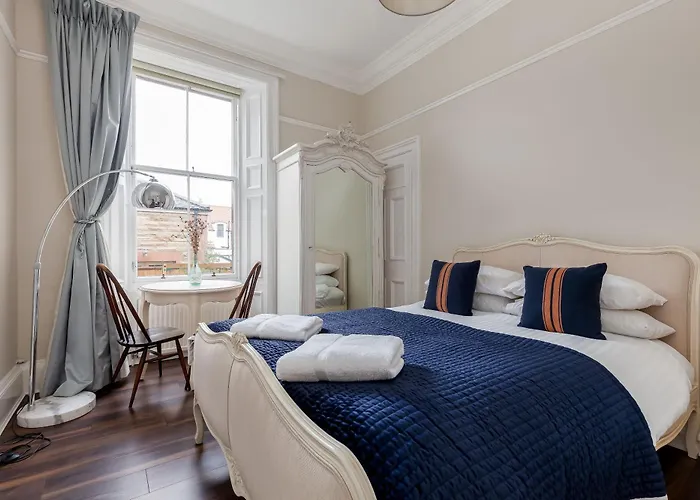 Stylish Victorian Apartment's Close To The Botanical Gardens, Free Parking! *