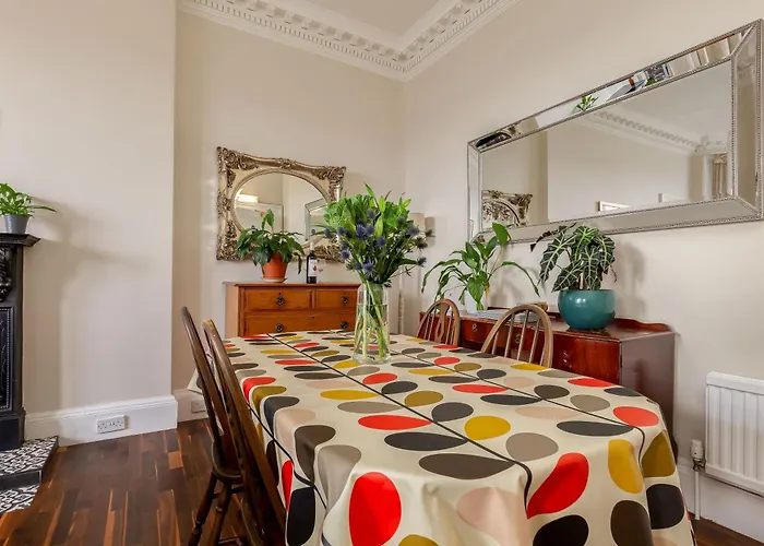Stylish Victorian Apartment's Close To The Botanical Gardens, Free Parking! Edinburg