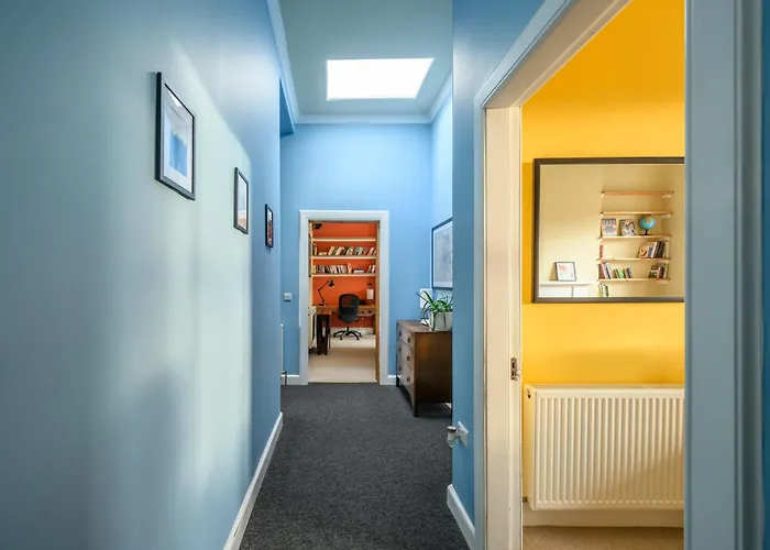 דירה 5-br 3-bth Newington - Modern & Spacious *