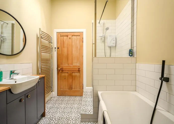 דירה 5-br 3-bth Newington - Modern & Spacious