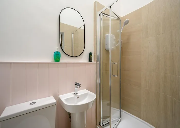 דירה 5-br 3-bth Newington - Modern & Spacious *