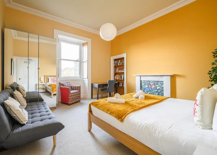 5-br 3-bth Newington - Modern & Spacious