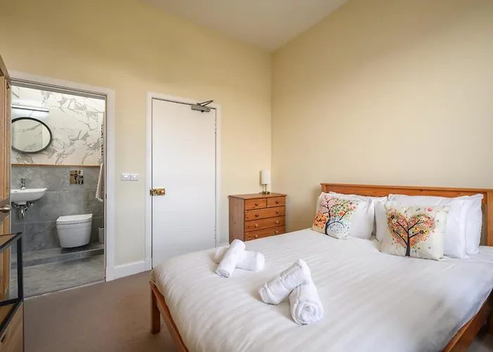 5-br 3-bth Newington - Modern & Spacious *