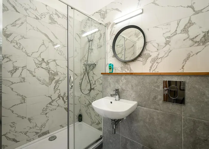 דירה 5-br 3-bth Newington - Modern & Spacious